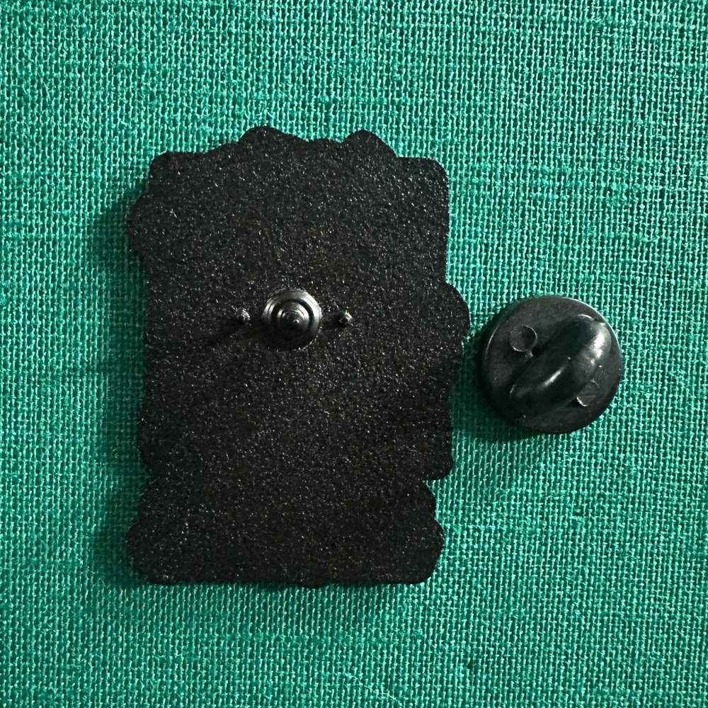 Black and White Retro Style Pin - Picture 3 of 3